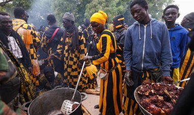 Senegal'de Müridiler Ramazan'ın son cuması için topluca yemek pişirdi