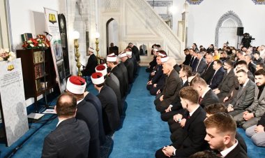 Balkanlar'da Müslümanlar bayram namazını kılmak için camilerde bir araya geldi