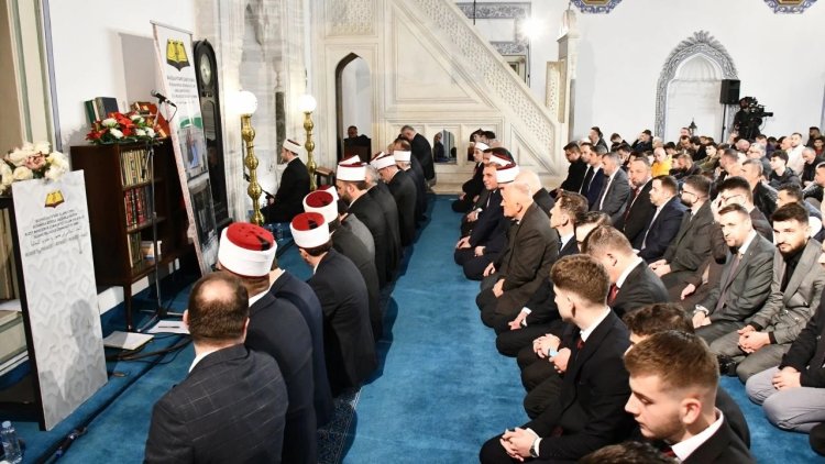 Balkanlar'da Müslümanlar bayram namazını kılmak için camilerde bir araya geldi