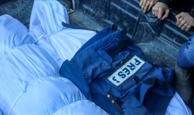 İsrail, Gazze'de Filistinli gazeteci, eşi ve 3 çocuğunu katletti