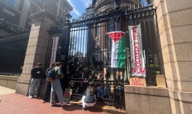 New York'ta öğrenciler, Filistinli aktivist Halil'e destek için kendilerini üniversite kapısına zincirledi