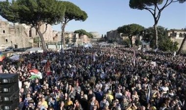 İtalya'da on binlerce kişi AB'nin yeniden silahlanma planını protesto etti