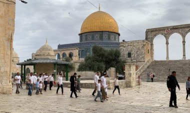 Filistin topraklarını gasbeden siyonistler Mescid-i Aksa'ya baskın düzenledi