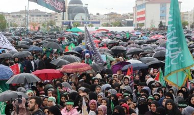 Peygamber sevgisi engel tanımadı: Binlerce kadın Mevlid alanına akın etti