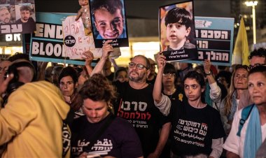 Tel Aviv'de Filistinli çocuklar için sessiz çığlık: Göstericiler saldırılarda katledilenlerin fotoğraflarını taşıdı