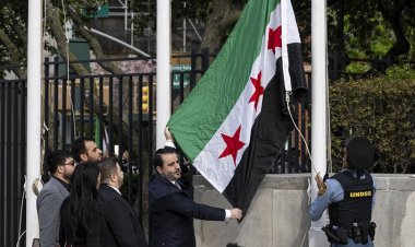 New York'taki BM merkezinde, yeni Suriye bayrağı göndere çekildi