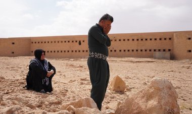 Enfal Katliamı'nda yakınlarını kaybedenler çölün ortasında ailelerinin izini sürüyor