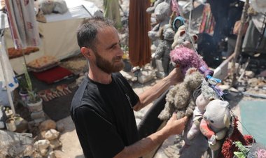 İsrail'in ailesini katlettiği Filistinli baba, çocuklarının oyuncaklarıyla avunuyor