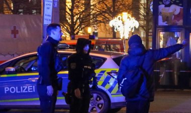 Almanya'nın Stuttgart kentinde bir araç kalabalığın arasına daldı