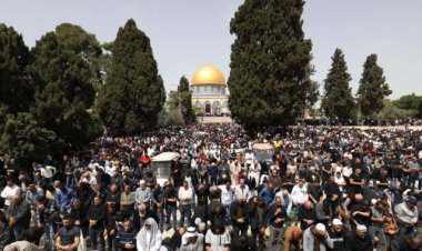 On binlerce kişi Mescid-i Aksa'da cuma namazını kıldı