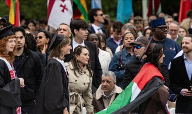 Brown Üniversitesi mezuniyet töreninde öğrenciler Filistin bayraklarıyla dikkat çekti