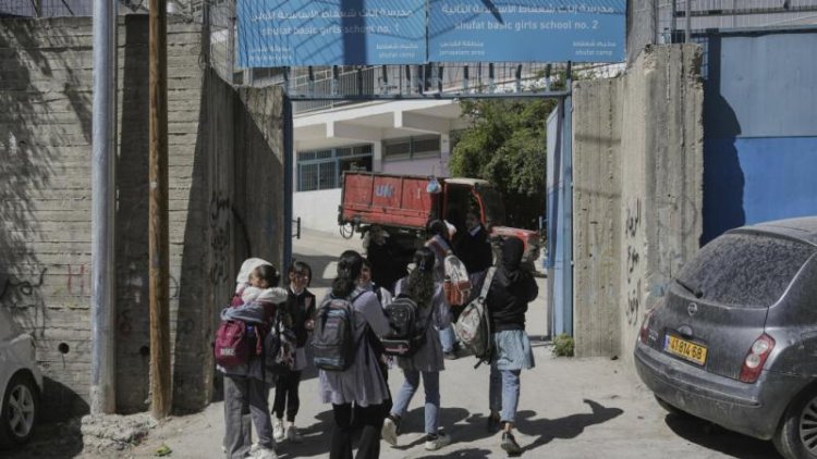 Katil İsrail BM okullarını bastı, Filistinli çocukları sınıflardan kovdu