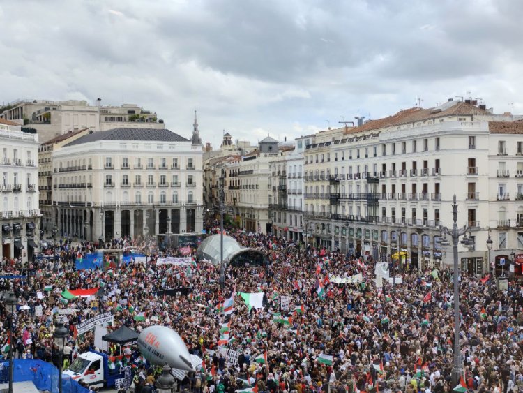 Onbinlerce İspanyol Madrid sokaklarında: "Katil İsrail, bu bir savaş değil soykırım"