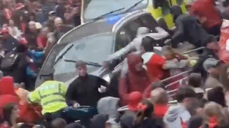 Liverpool'da bir aracın kalabalığın arasına dalması sonucu 47 kişi yaralandı