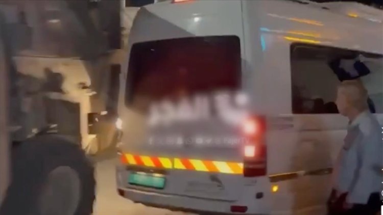 İşgalci İsrail ordusuna ait askeri araçlar Batı Şeria'da hac yolcularını taşıyan bir minibüse "kasten" çarptı
