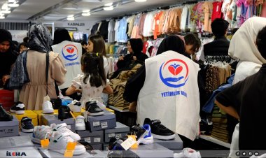 Yetimler Vakfı yüzlerce yetimi bayramlıklarla sevindirdi