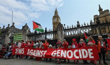 İngiltere parlamento binasını çevreleyen binlerce gösterici, Gazze için sembolik 'kırmızı duvar' ördü