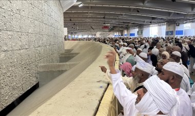 Hacılar, Kurban Bayramı'nın ikinci gününde de şeytan taşladı