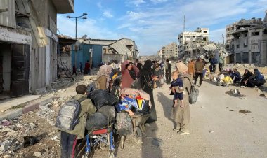Gazze'de yeni tehcir dalgası: Açlıkla kuşatılan halk sığındığı yerlerden sürülüyor
