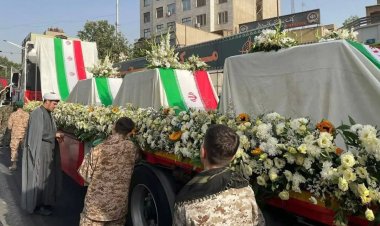 İran, siyonist İsrail'in saldırılarında katledilen yetkililerini uğurluyor