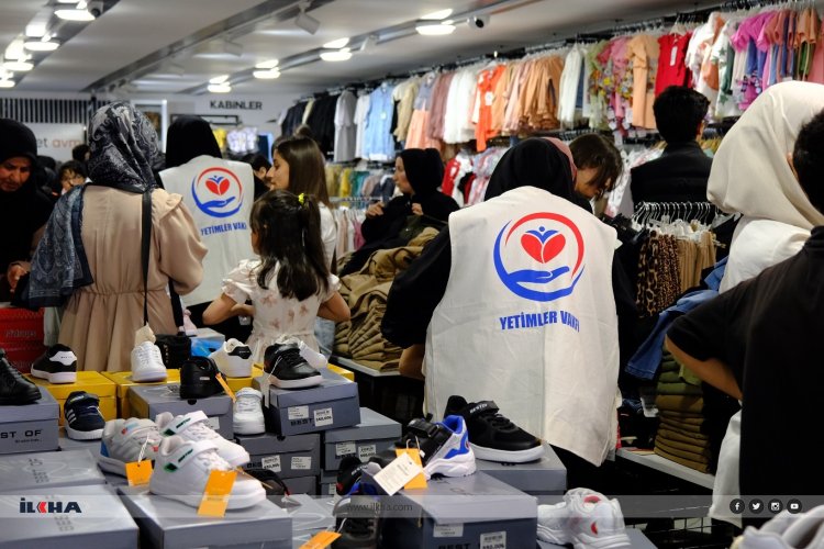 Yetimler Vakfı yüzlerce yetimi bayramlıklarla sevindirdi