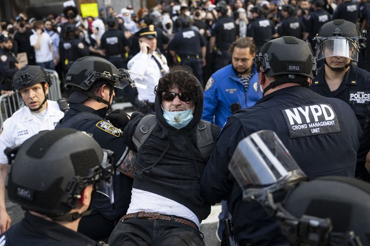 New York'ta düzensiz göçmenlere destek protestolarında 65 kişi gözaltına alındı