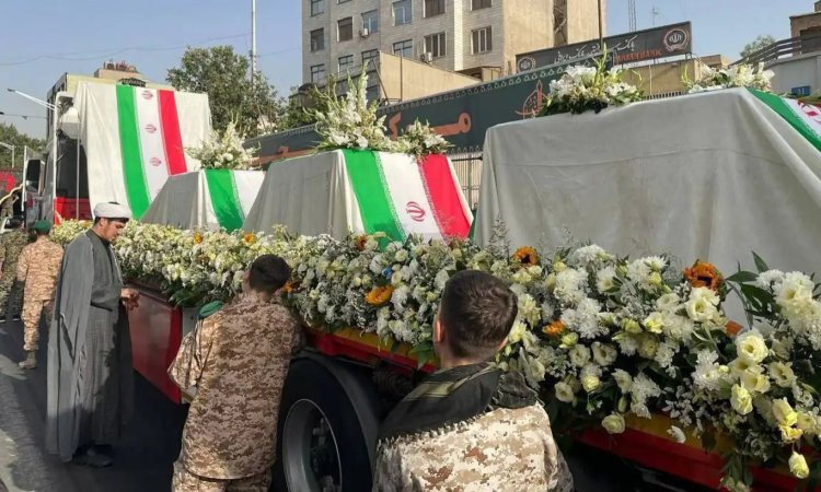 İran, siyonist İsrail'in saldırılarında katledilen yetkililerini uğurluyor