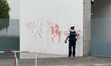 Almanya'da Filistin destekçileri Başbakanlık binasına kırmızı boya sürdü