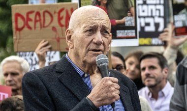 Eski İsrail Başbakanı, Refah'ta planlanan "insani yardım kentini "toplama kampına benzetti