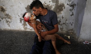 İşgalci İsrail'in Gazze'de katlettiği 20 bin çocuğun adı Galler Parlamentosunun önünde okunuyor