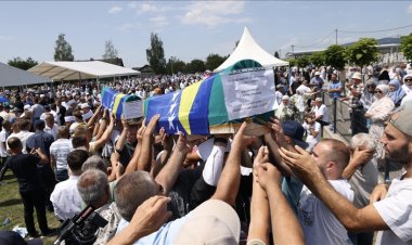 Bosna Hersek'teki savaşta 33 yıl önce katledilen 7 Boşnak sivilin kalıntıları Prijedor'da defnedildi