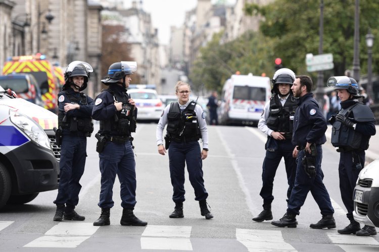 Fransa'da mali polis, aşırı sağcı Ulusal Birlik Partisinin merkezinde arama yapıyor