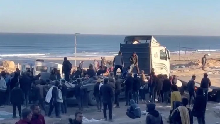 Katil İsrail ordusu, Gazze'de yardım bekleyenlere savaş gemileriyle ateş açtığını itiraf etti