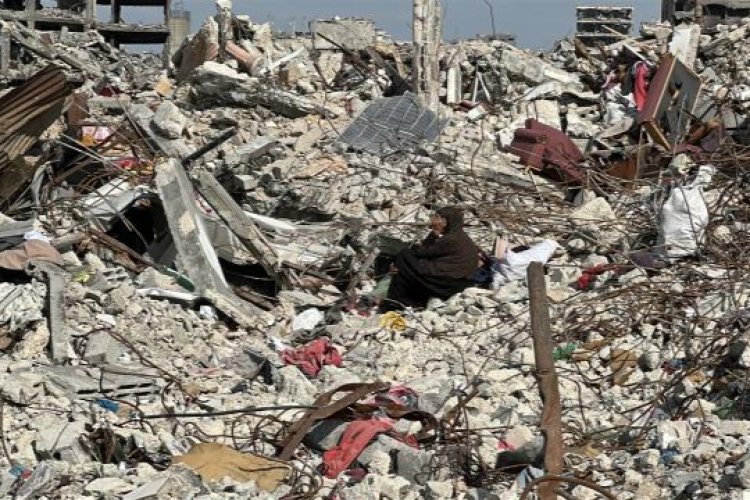 İsrail saldırısında enkazda kalan aynı aileden 14 kişiye ulaşılmaya çalışılıyor