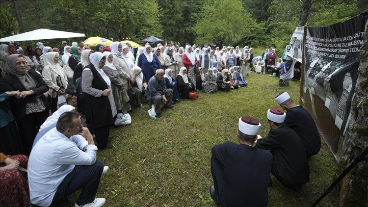 Bosna Hersek'teki savaşta kurşuna dizilerek katledilen 6 Srebrenitsalı genç anıldı