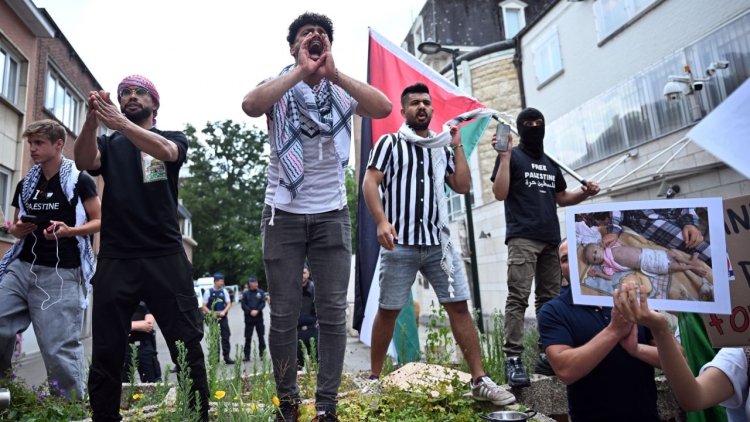 Brüksel’de İsrail Büyükelçiliği önünde protesto: “Soykırıma ortak olan elçilik kapatılsın!”