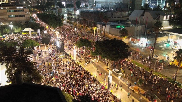 Tel Aviv'de binlerce kişi, Gazze'deki İsrailli esirlerin kurtarılması talebiyle gösteri düzenlendi