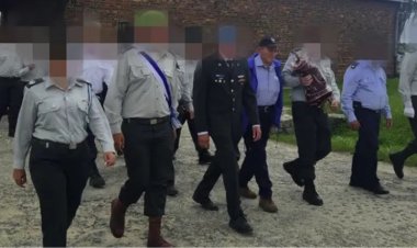 Polonya, en önemli "Nazi" kamplarından birinde İsrail işgalinin bayrağını kaldıran heyeti engelledi