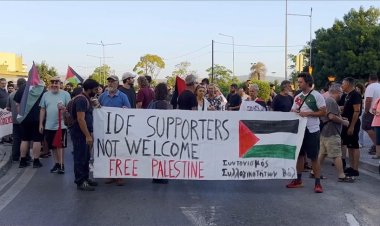 Yunanistan'da Filistin destekçileri siyonistleri taşıyan gemiyi protesto etti