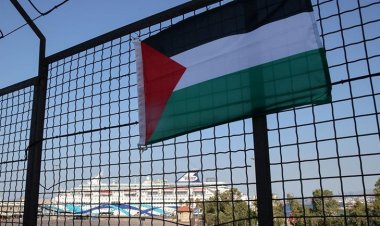 Yunanistan'da Filistin destekçileri, Pire Limanı'nda İsraillileri taşıyan gemiyi protesto etti