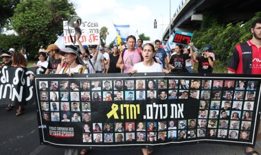 İsrailliler Netanyahu'nun Gazze'yi işgal kararına karşı, esir takası anlaşması talebiyle genel greve gitti