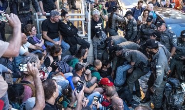 Netanyahu'nun partisinin genel merkezi önünde polis ile protestocular çatıştı