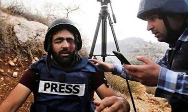 Katil İsrail'in kurşunuyla gözünü kaybeden Filistinli gazeteci gözaltına alındı