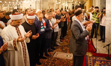 Fatih Camii'nde binler Gazze için duaya durdu