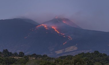 Etna Yanardağı’nda patlama ve lav akışı sürüyor