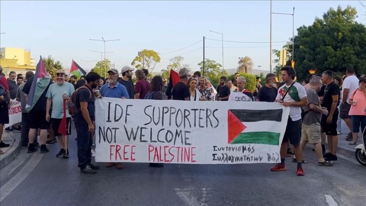 Yunanistan'da Filistin destekçileri siyonistleri taşıyan gemiyi protesto etti