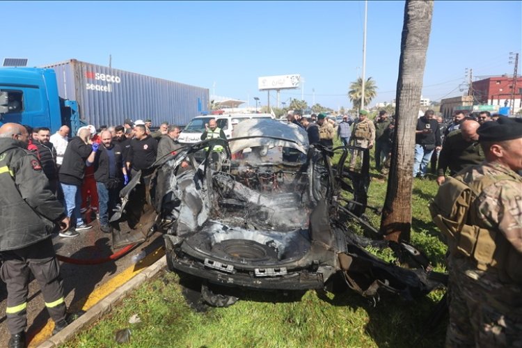Katil İsrail, Lübnan'ın güneyinde bir araca suikast düzenledi 1 kişi şehit oldu