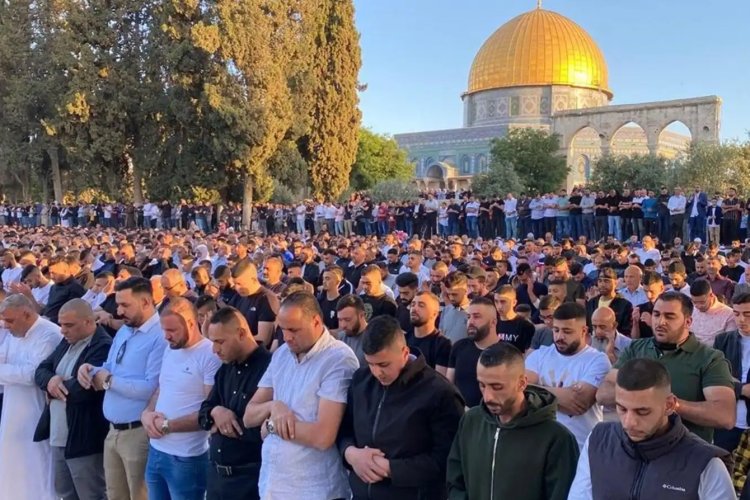 40 bin kişi Mescid-i Aksa’da Cuma namazı kıldı