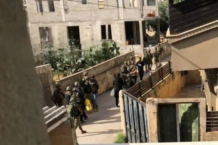 İşgalci İsrail, Batı Şeria’da Filistinlileri alıkoyarak darp ediyor
