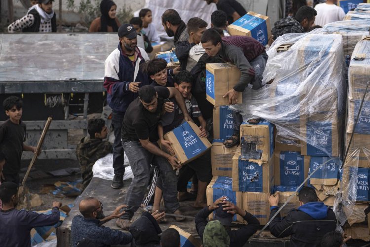 Soykırımcı İsrail'in Gazze'ye saldırılarında 500 insani yardım çalışanı yaşamını yitirdi